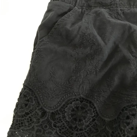 Jupe short noir en dentelle - Picture 2 of 4